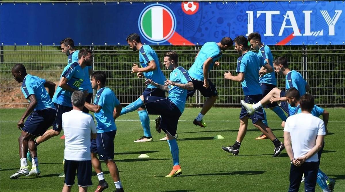 rpaniagua34463976 italy s players take part in a training session at the team 160626192800