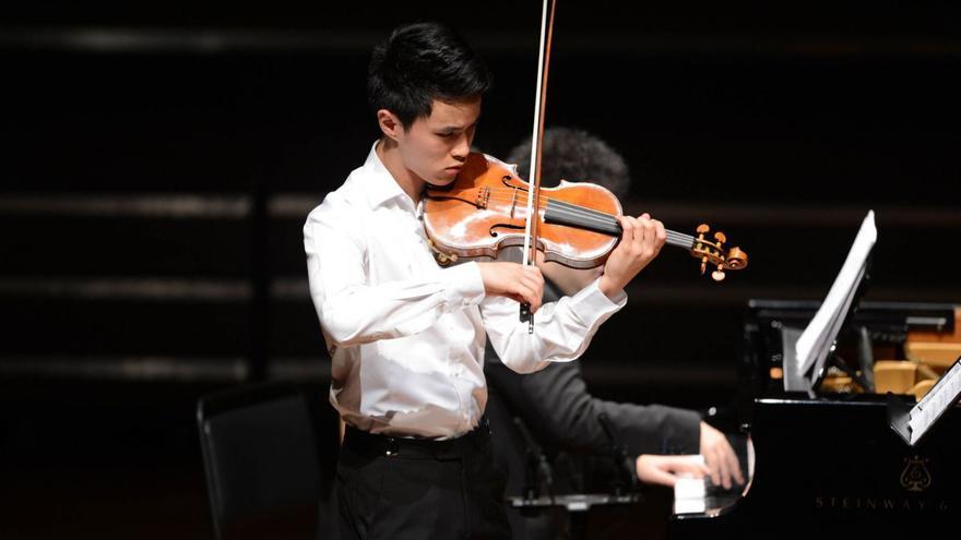 El joven Kevin Zhu deleita a estudiantes de Vilagarcía con un Stradivarius de 1722