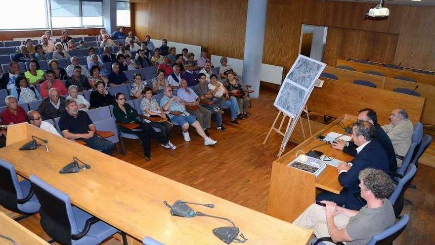 Vecinos de Coiro en la reunión de ayer con el alcalde y el jefe de Infraestructuras de la Diputación.