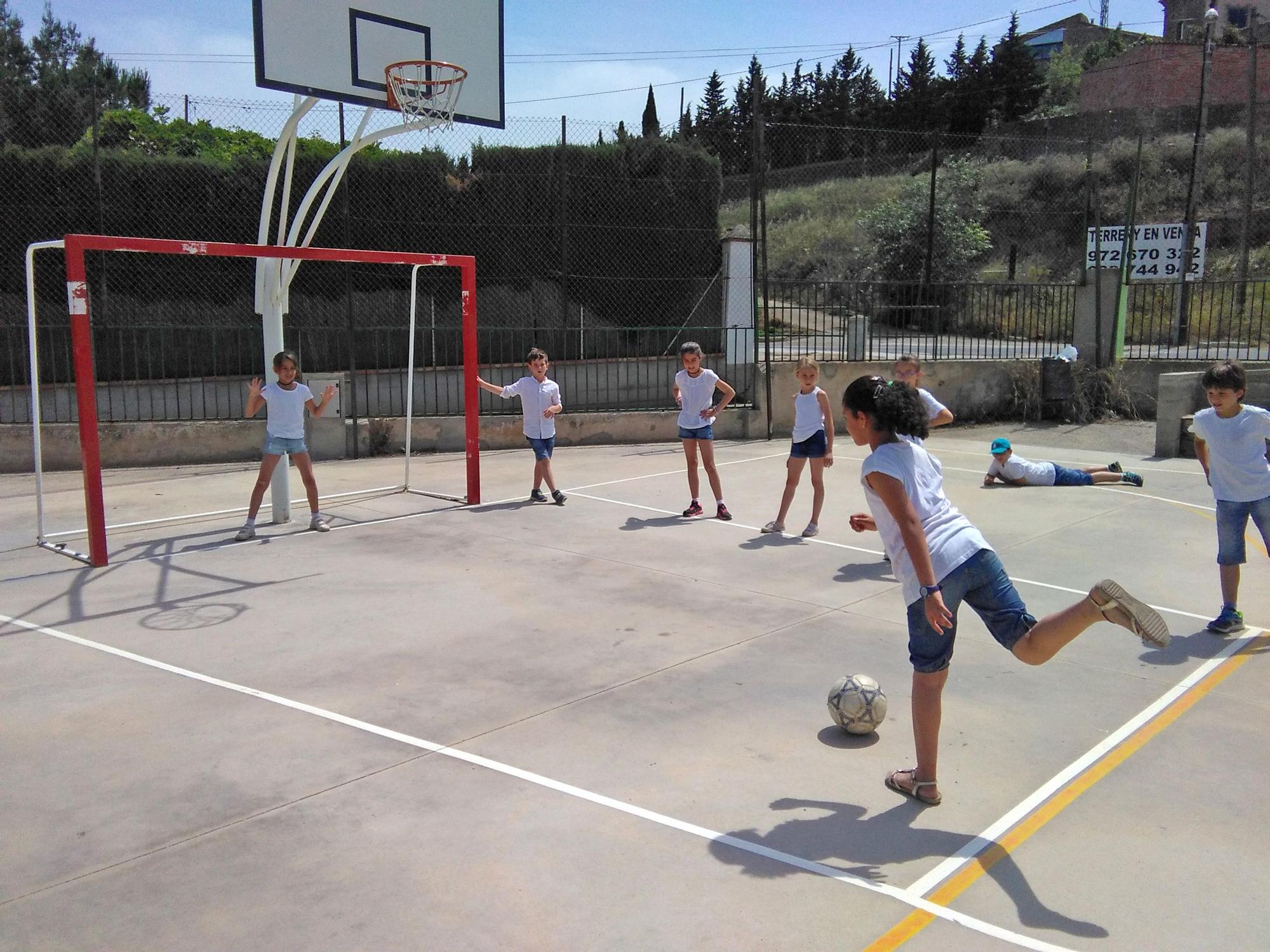 Els escolars gaudeixen molt del pati de l'escola, l'any 2008