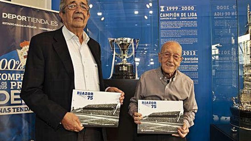 José Ramón Docal Labaen y Tomás Pulleiro Ríos, con el libro conmemorativo del 75 aniversario de Riazor.