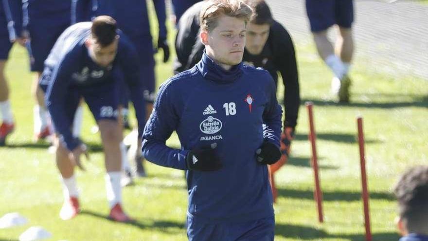 Mathias Jensen, durante un reciente entrenamiento con el Celta en A Madroa. // Ricardo Grobas