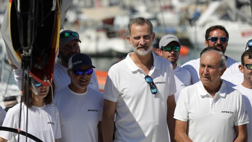 Felipe VI se pone al mando del Aifos 500 en la primera regata de la Copa del Rey