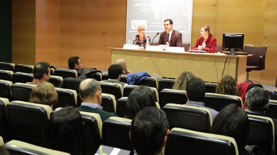 Castro inaugura la jornada con comunidades de vecinos.