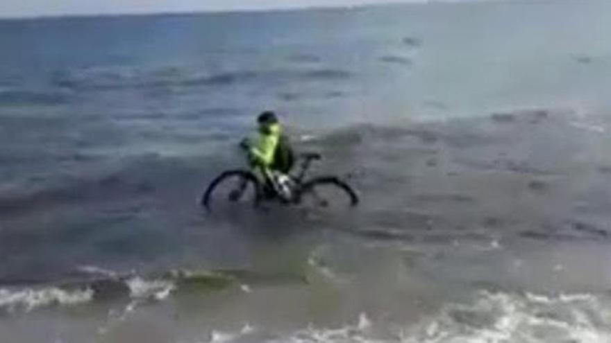 Detienen a un ciclista que se metió en el mar con su bici