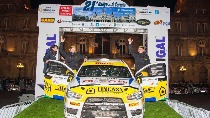 José Murado y Alberto Meira, junto a su Evo X R4 durante el pasado Rallye de A Coruña.