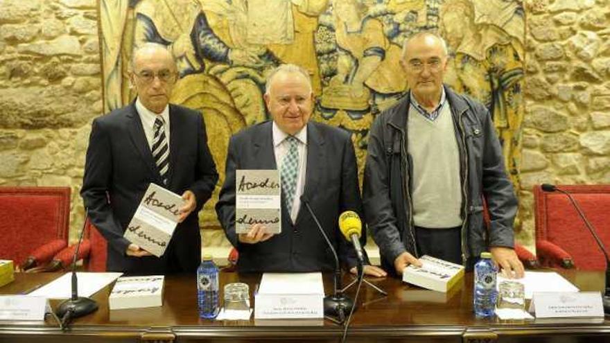 Ramón Lorenzo Vázquez, Xesús Alonso Montero e Antón Santamaría onte na Coruña. / carlos pardellas