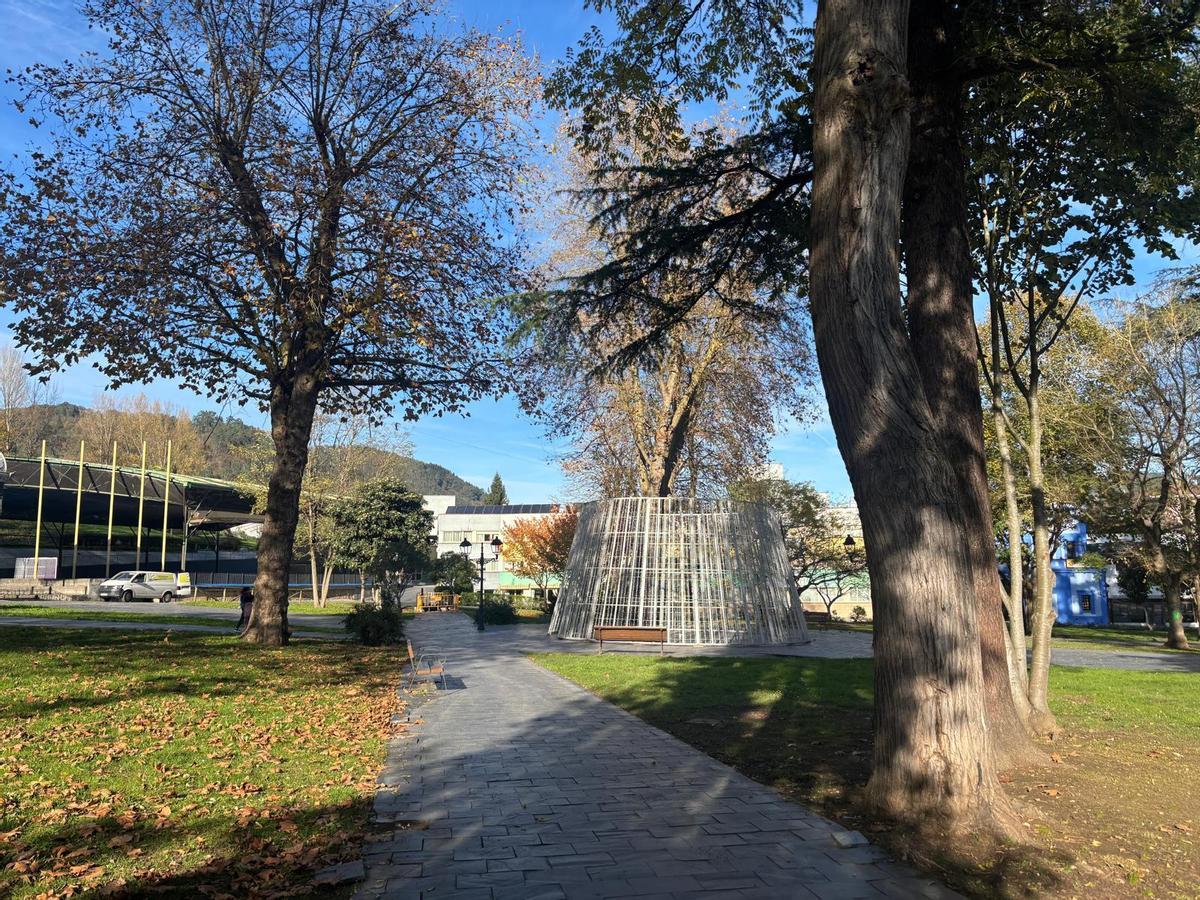 El árbol que se está instalando en el parque de Arriba.