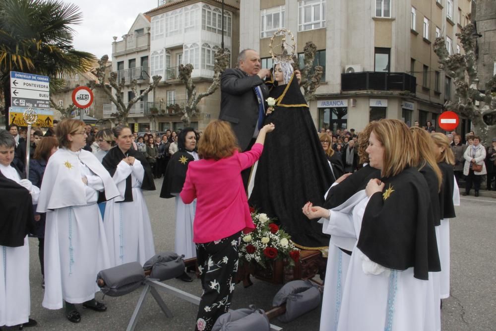 El momento más emotivo es el cambio del manto negro de la Virgen al blanco