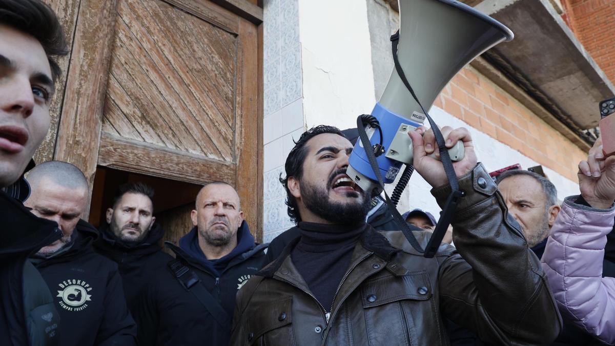 Alvise Pérez se dirige a los centenares de personas concentradas en Castellar-Oliveral.