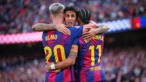 Los tres goleadores del partido contra el Sevilla celebran el tanto de Cancelo