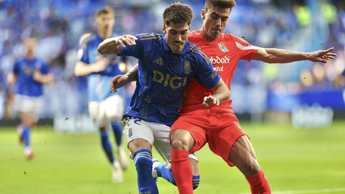 El defensa del Oviedo Nacho Vidal (i) lucha con Ander Barrenetxea, de la Real Sociedad, en el partido de LaLiga entre el Real Oviedo y la Real Sociedad, este sábado en el estadio Carlos Tartiere. EFE/Paco Paredes. (Oviedo) (Real Sociedad)