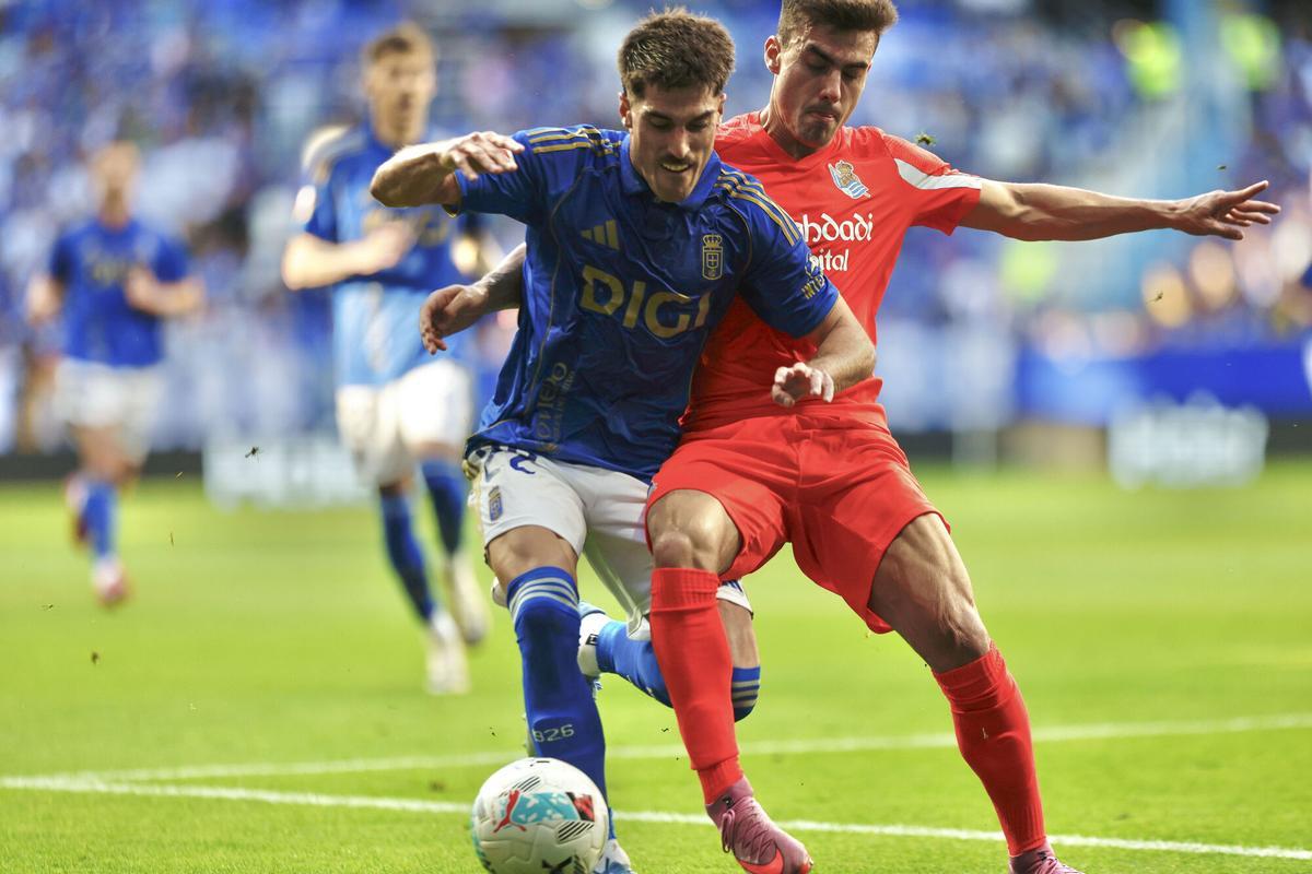 El defensa del Oviedo Nacho Vidal (i) lucha con Ander Barrenetxea, de la Real Sociedad, en el partido de LaLiga entre el Real Oviedo y la Real Sociedad, este sábado en el estadio Carlos Tartiere. EFE/Paco Paredes. (Oviedo) (Real Sociedad)