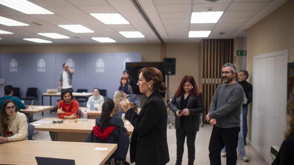 Visita de la ministra Mónica García a los aspirantes que se presentaron en Sanidad.