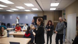 Visita de la ministra Mónica García a los aspirantes que se presentaron en Sanidad.