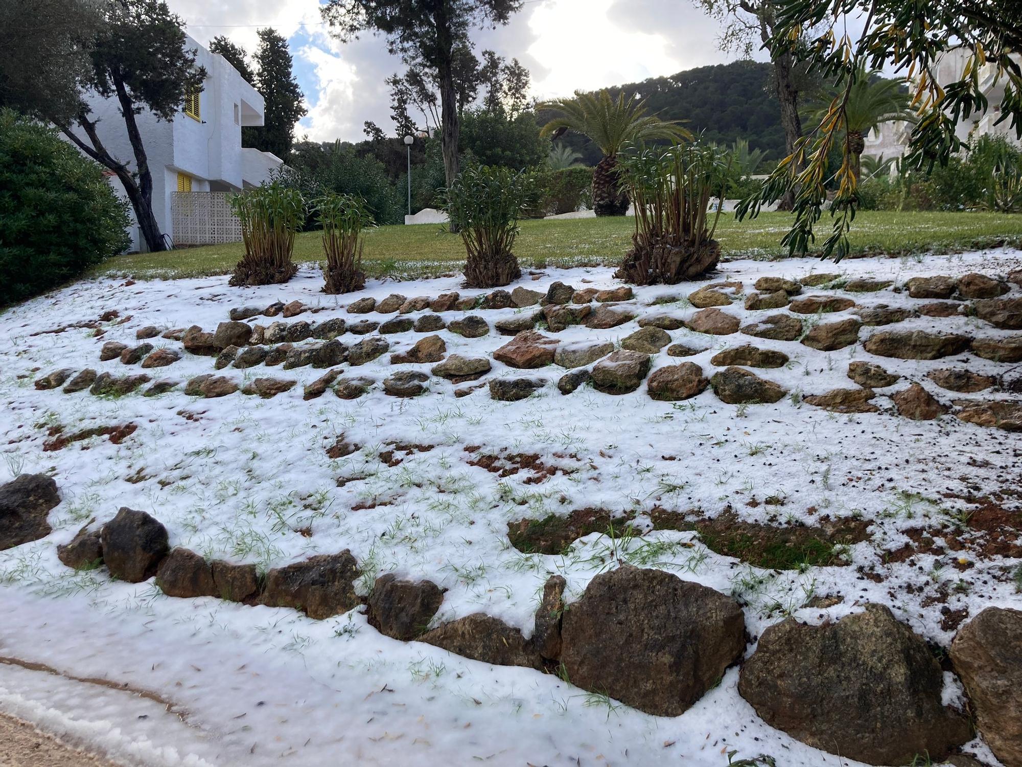 Bajada de temperaturas en Ibiza: Una manta de granizo cubre Siesta