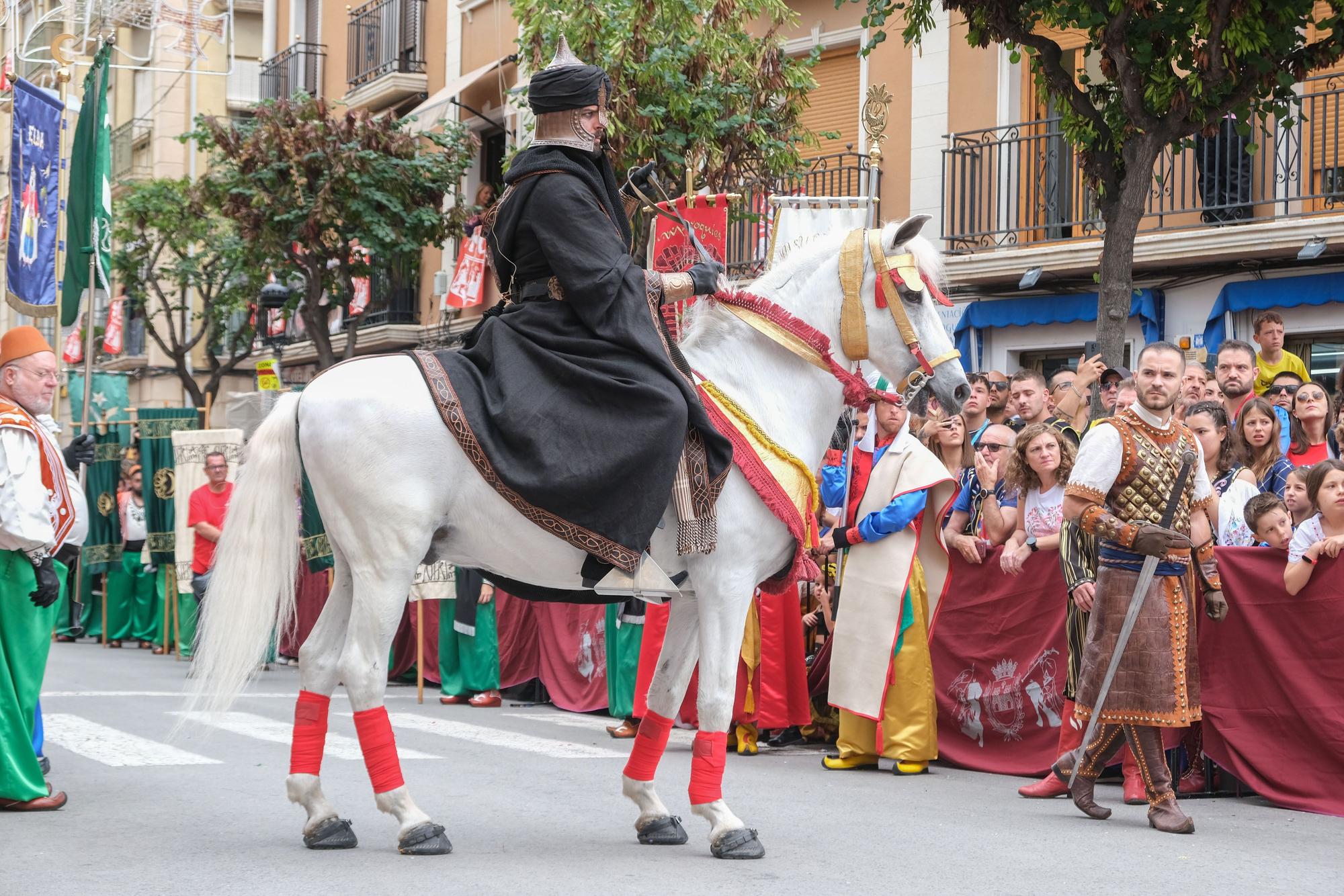 Los moros conquistan el castillo bajo la lluvia. Así ha sido la embajada mora de las fiestas de Elda