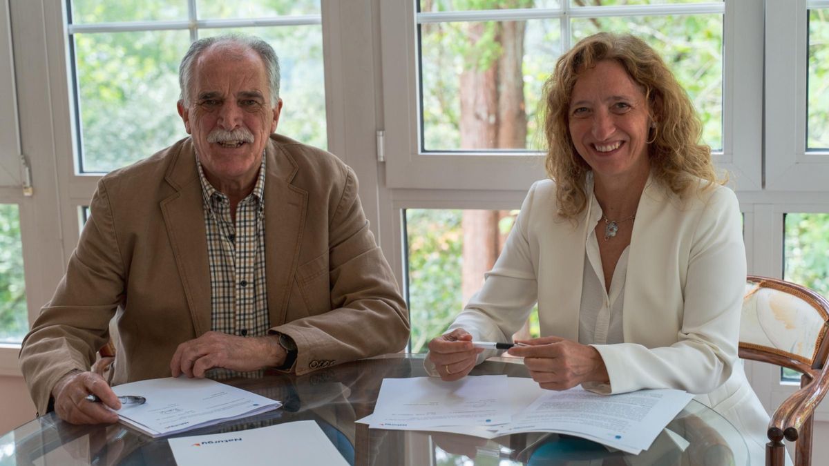 Xoán Xesús Carril e Pilar Luque durante a sinatura de convenio.