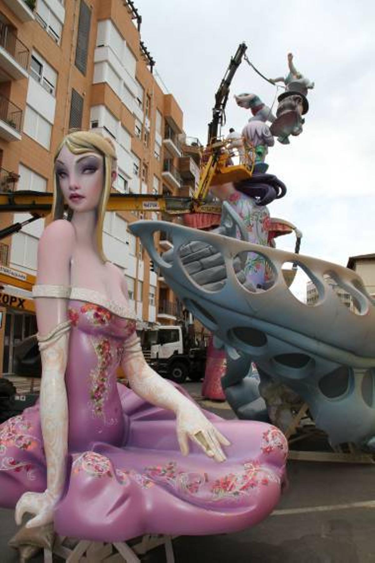Galería fotos: Las comisiones falleras de Burriana sacan sus monumentos a la calle