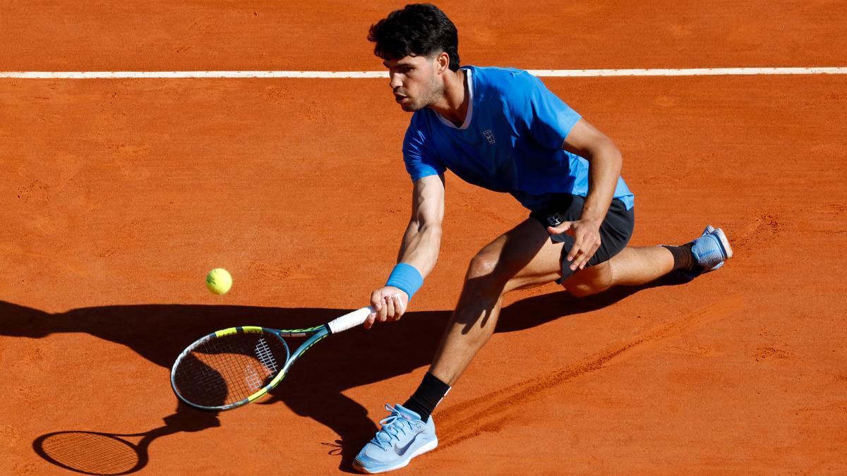 Alcaraz drante su partido de octavos en Montecarlo