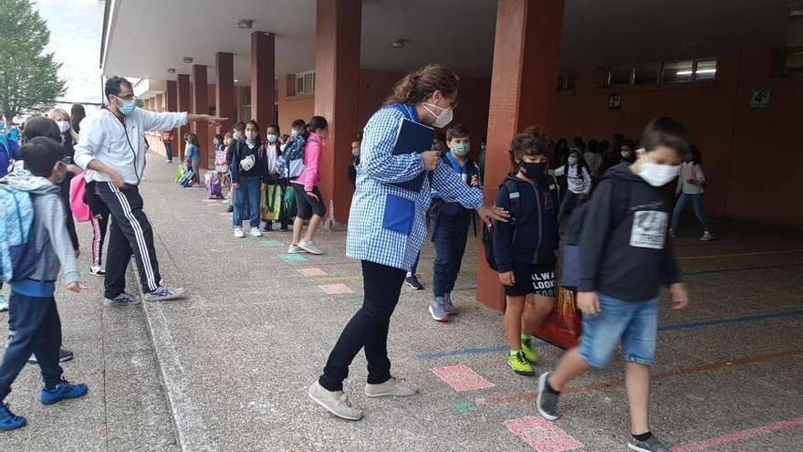 Escolares entrando a clases en un centro asturiano.