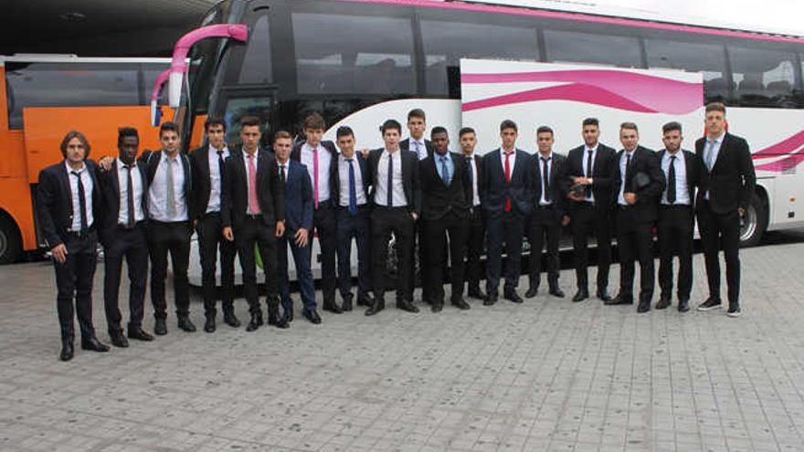 Los dieciocho jugadores que forman parte de la selección española a su llegada a Gran Canaria.