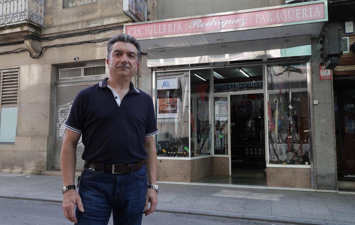 Roberto Rodríguez, delante del establecimiento.
