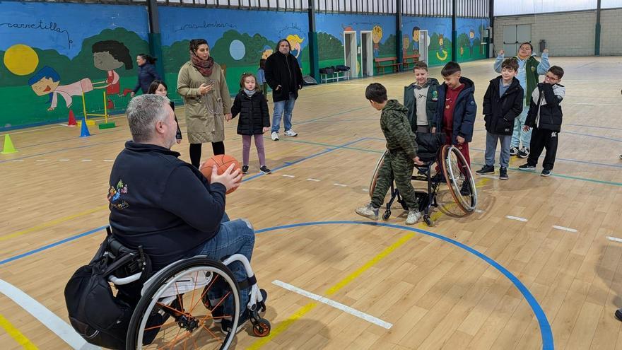 Participantes na actividade de baloncesto en cadeira de rodas.