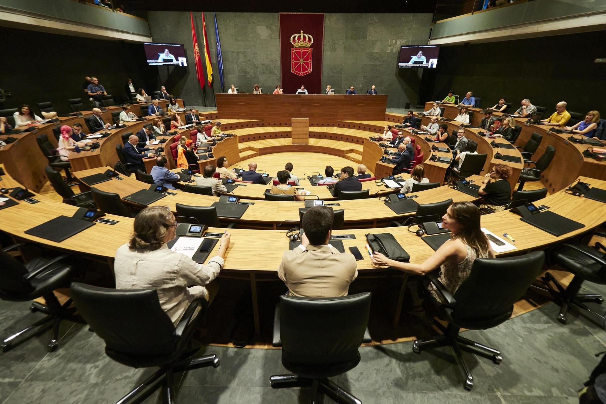 Imagen de la primera sesión del pleno de investidura de María Chivite. EDUARDO SANZ NIETO