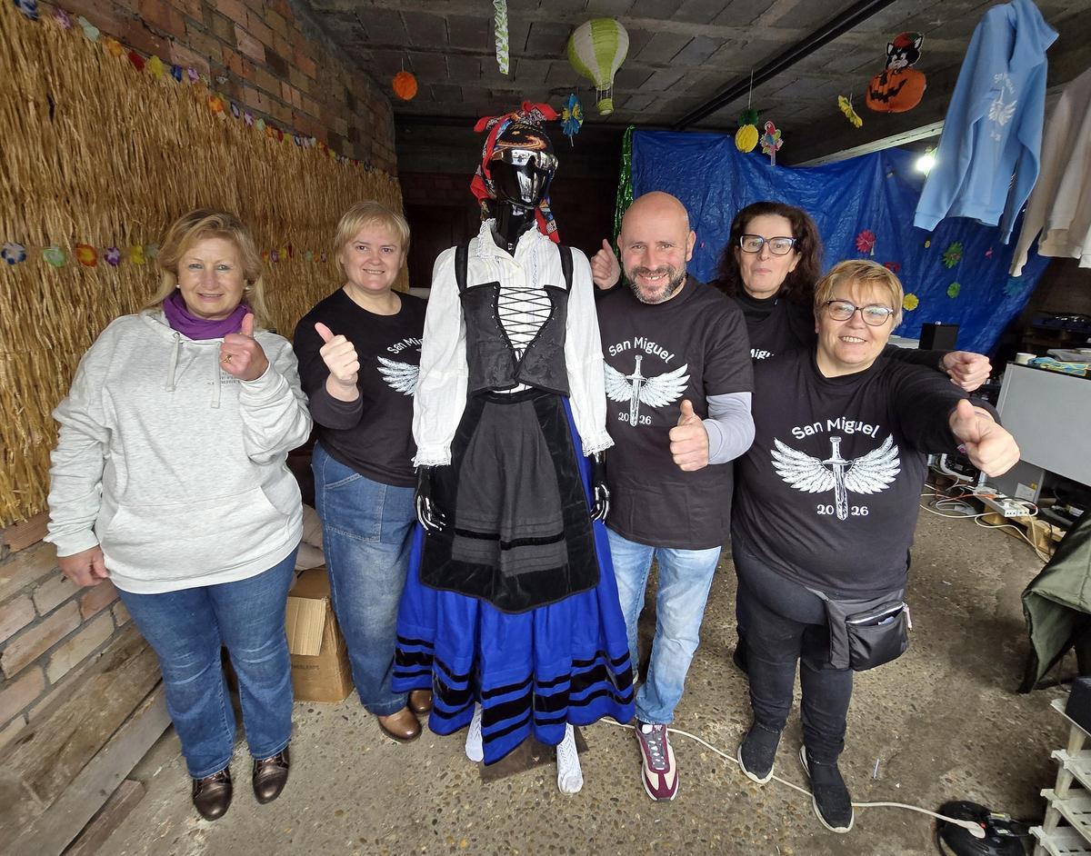 Miembros de la Comisión de Fiestas de San Miguel de Oia, con su presidente, organizadores de la Festa do Choripán.