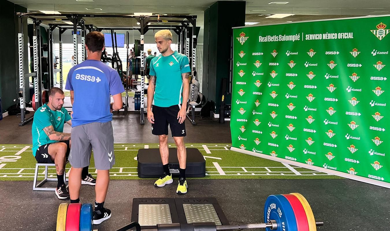 Primer día de reconocimientos médicos en el Betis antes de iniciar la pretemporada en Portugal