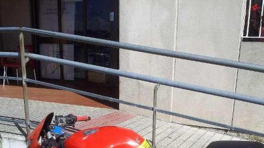 La moto inmovilizada con el precinto, ayer ante la Policía.  // G.Núñez