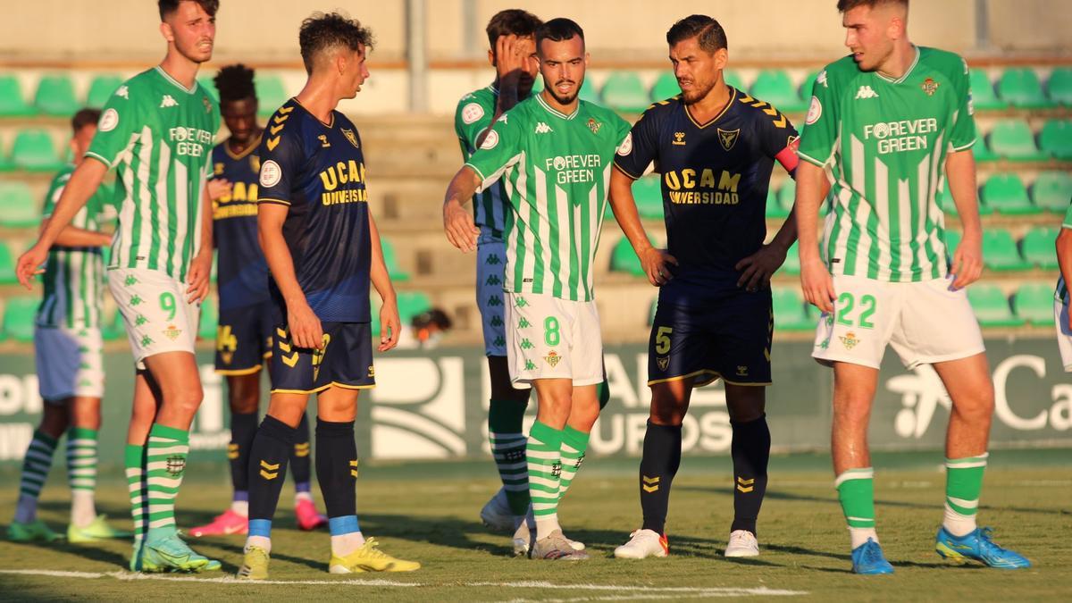 Jugadores de UCAM en el encuentro ante el Betis Deportivo