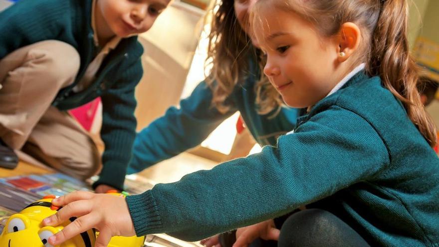 Los alumnos de infantil de La Devesa School practican en las aulas con juguetes de robótica.