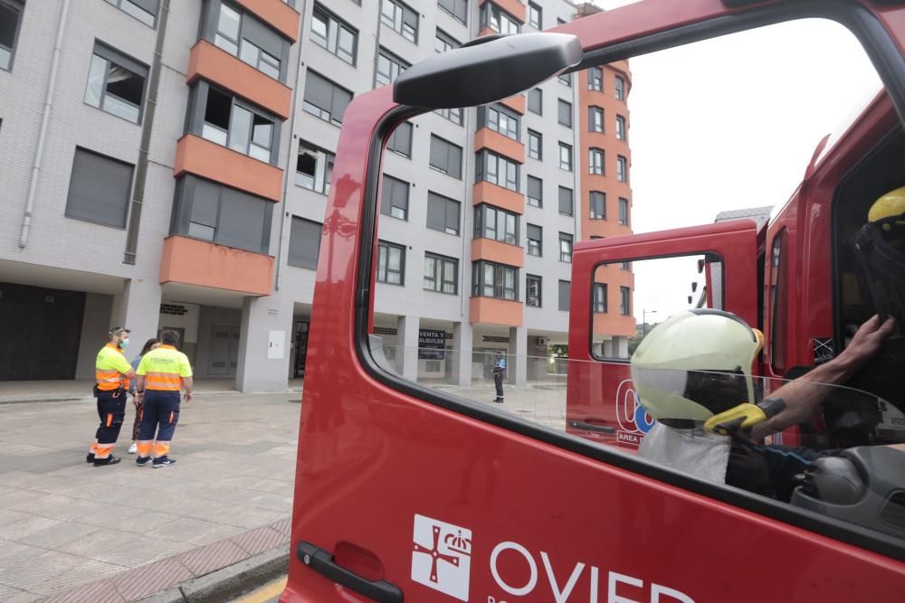 Suceso en Oviedo: Los Bomberos salvan a un hombre en un incendio en La Florida