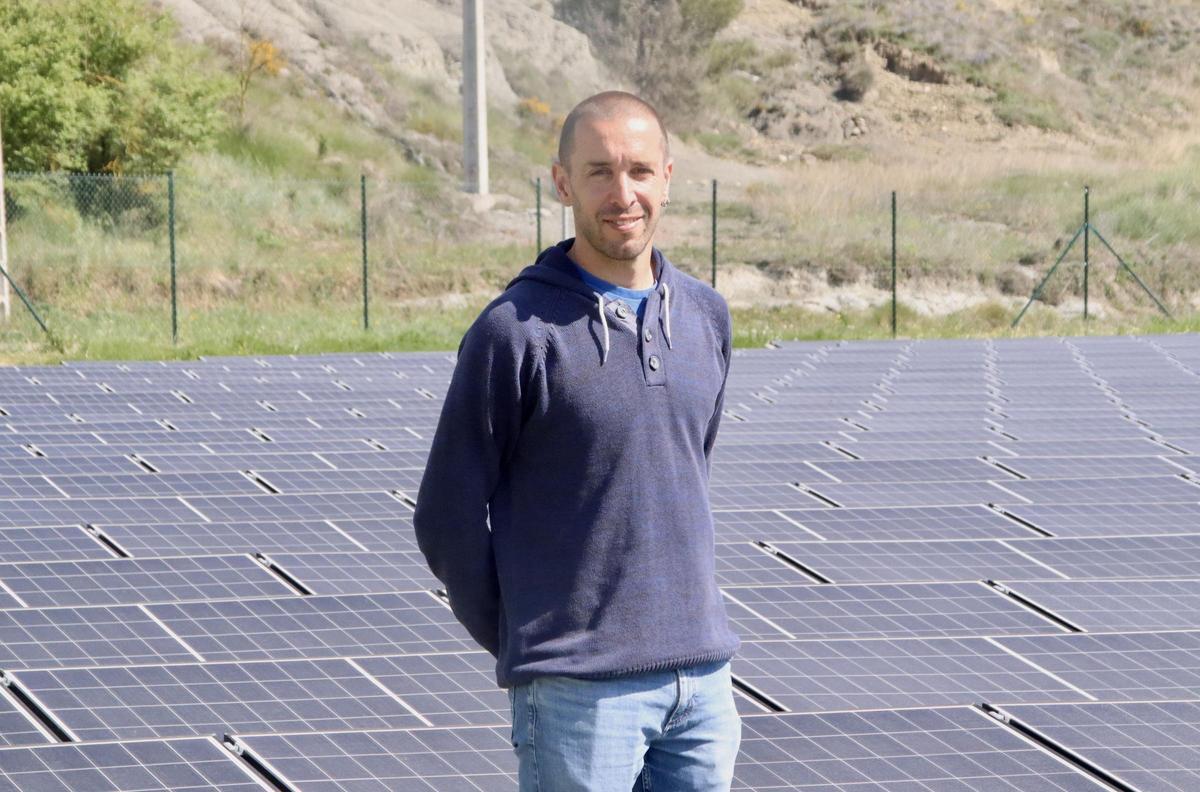 El responsable tècnic de l'Agència Local de l'Energia d'Osona, Gil Salvans, en una instal·lació de plaques fotovoltaiques a Malla.