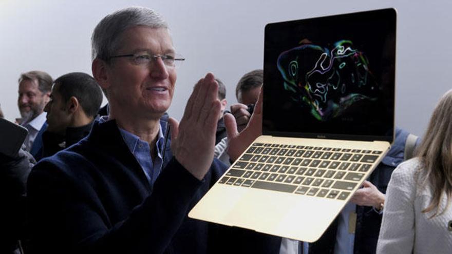 Tim Cook, junto al nuevo MacBook.