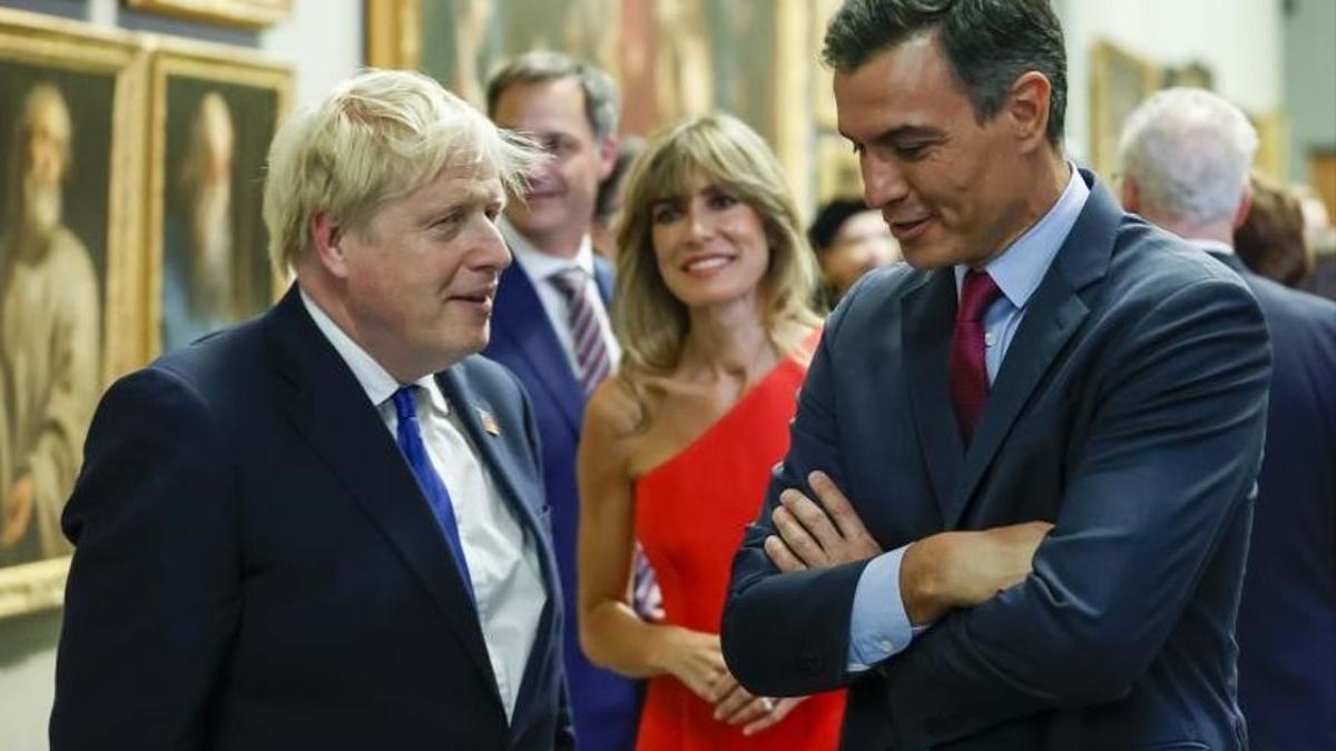 El presidente del Gobierno, Pedro Sánchez, conversa con el primer ministro británico, Boris Johnson.