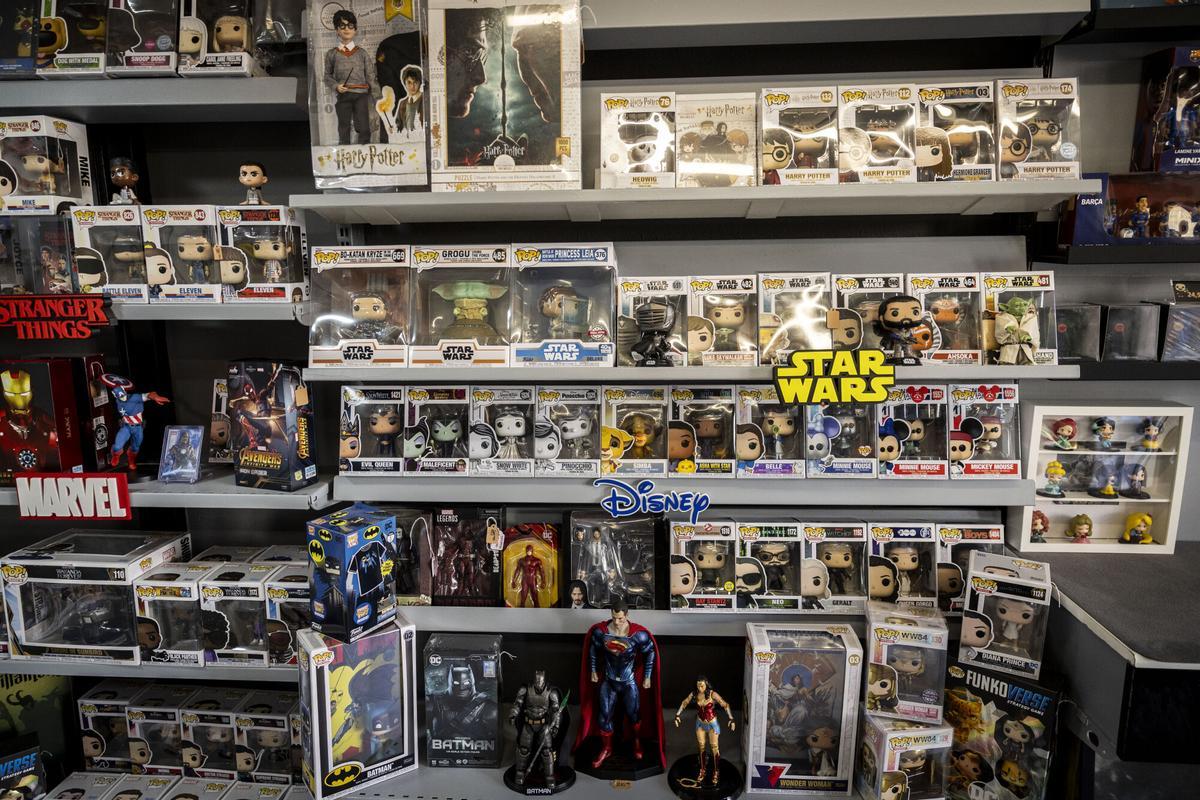 NUEVA TIENDA DE COLECCION Y COMICS EN LA CALLE CORTES DE ARAGON - TIENDA CARDS COLECTION