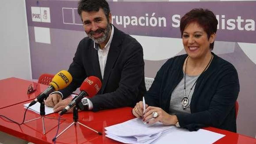 Villoslada y Begoña Rodríguez, ayer en la Casa del Pueblo.