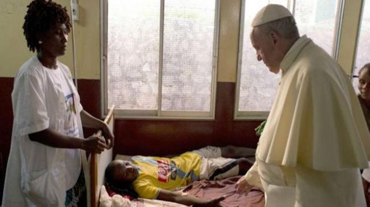El papa Francesc, enmig de grans mesures de seguretat, ha visitat un hospital infantil a Bangui, la capital de la República Centreafricana.