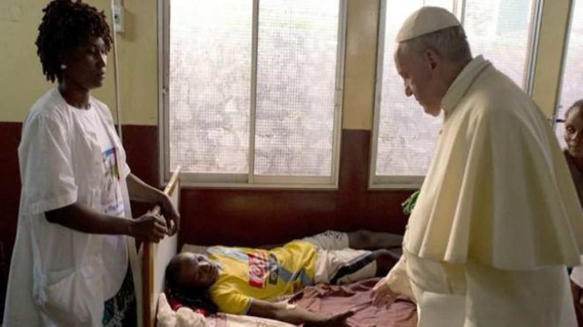 El papa Francisco, en medio de grandes medidas de seguridad, ha visitado un hospital infantil en Bangui, la capital de la República Centroafricana.