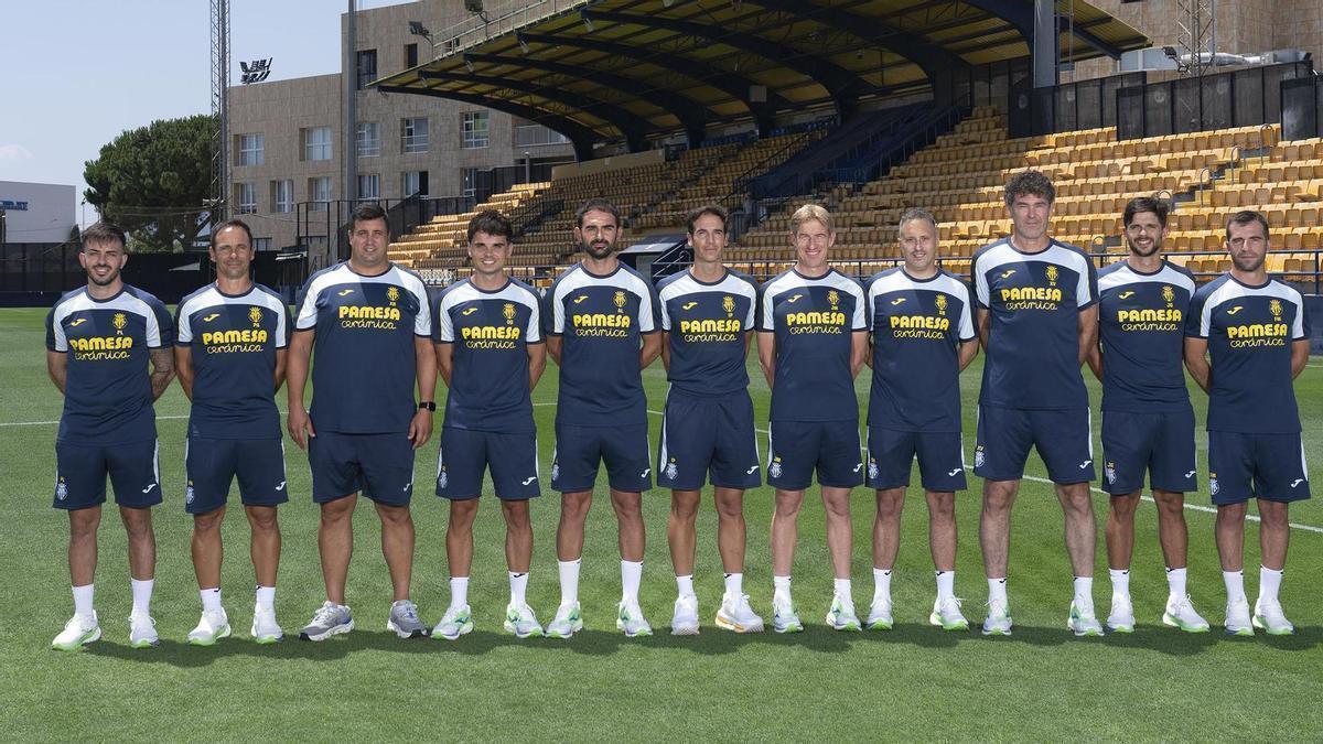 Parte del cuerpo técnico del Villarreal, con Adrián López a la derecha de Iñigo Pérez y Javi Mallo a su izquierda (Xavi Valero es el tercero por la derecha).