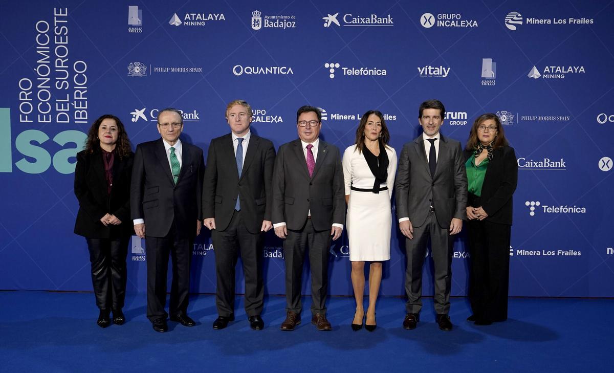 Ascensión Martínez Romasanta, directora de La Crónica de Badajoz; Javier Moll, presidente de Prensa Ibérica, Ignacio Gragera, alcalde de Badajoz; Guillermo Santamaría, consejero de Economía y Empleo de la Junta de Extremadura; María Ortíz, directora general de Prensa Ibérica en Extremadura; Sergi Guillot, director general de Prensa Ibérica y Marisol López, directora de El Periódico de Extremadura