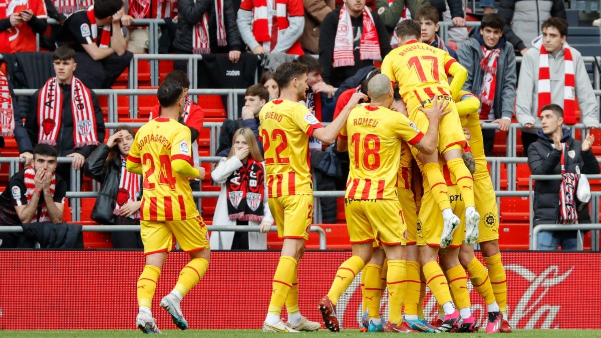 Jugadores del Girona celebran el segundo gol del equipo marcado en propia puerta por Óscar de Marcos, del Athletic