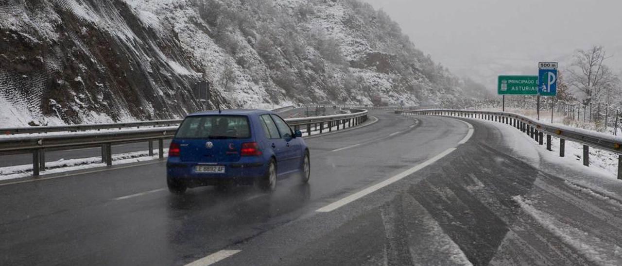 Un vehículo circula por la autopista del Huerna durante la última nevada.