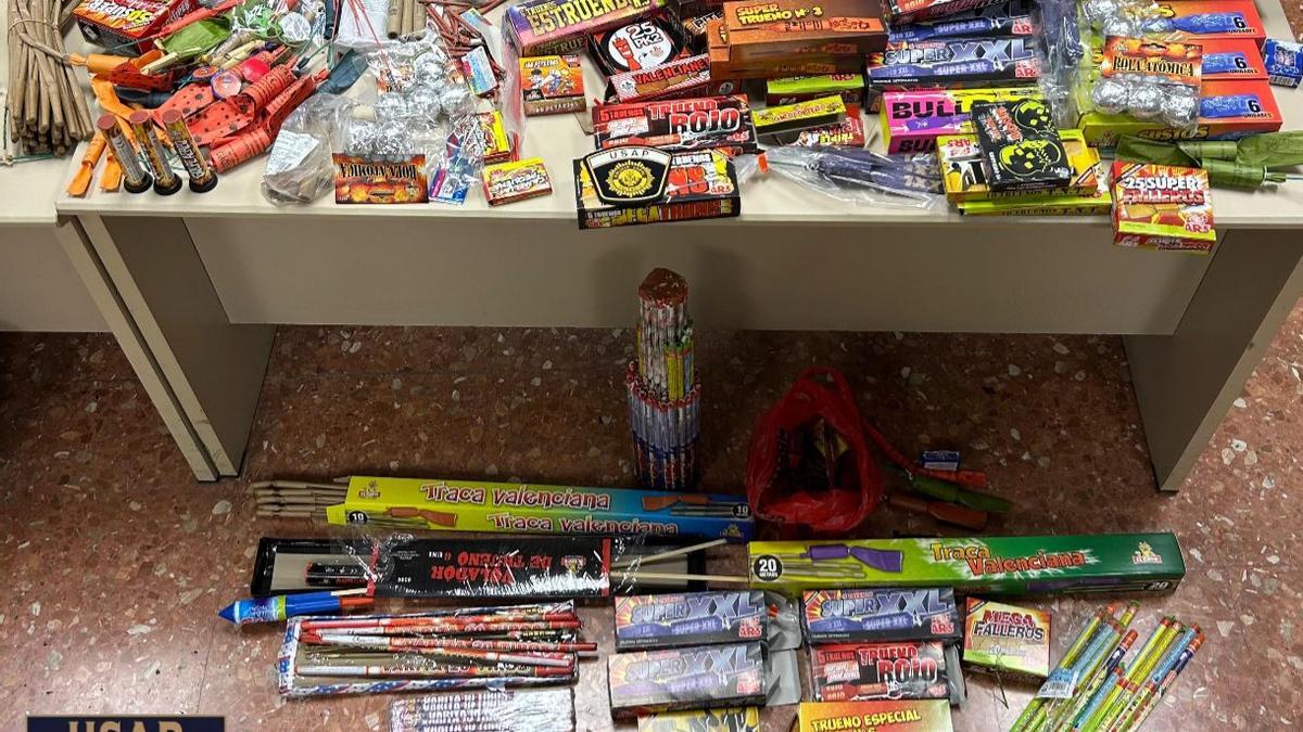 Material ilegal incautado por los agentes de la USAP.