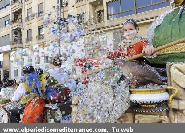 GALERÍA DE FOTOS - El Coso Multicolor inunda de confeti Castellón