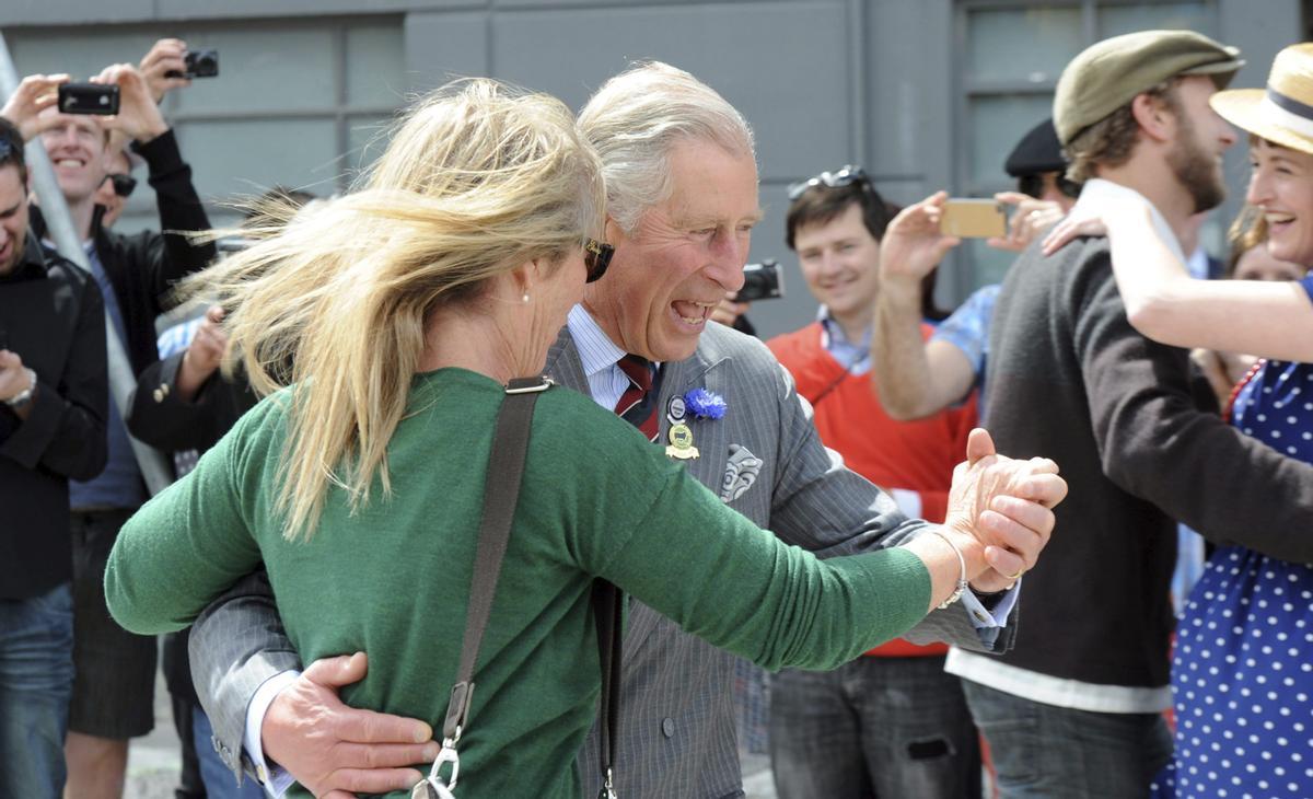 Príncipe Carlos de Inglaterra. El príncipe Carlos de Inglaterra baila con Lisa Shannon durante una exhibición de rock ’n roll en Christchurch (Nueva Zelanda) hoy, viernes 16 de noviembre de 2012. El príncipe Carlos y su esposa Camila iniciaron el pasado domingo una visita oficial de seis días a Nueva Zelanda