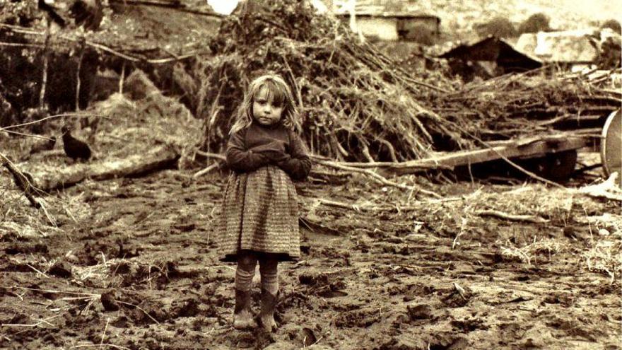 Una niña, entre las ruinas de Ribadelago.